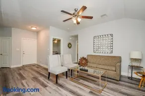House 3 years old, Close to mall, Restaurants, IAH - Image 4