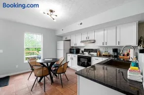 2 BR 1 & half Bath Retreat, Sleeps 7, only 3 Miles to Ark! - Image 4