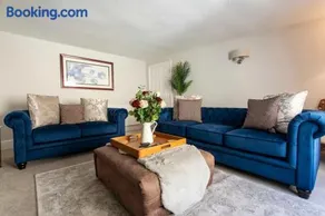 Central, beautiful home - with parking - Image 2