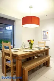 Edge14- spacious, stylish and near the beach! - Image 4