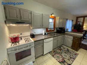 Inviting 3 Bedroom Home - Image 2