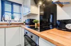 2 Bed House, Sleeps 5, 10 Mins From City, Parking, Garden, Perfect For Contractors, Tourists, Business, Travel, Short & Long Stays Welcome, Great Rates Available At Peachy Stays - Image 3