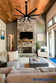 Creekside Cabin, 2 Masters, Bunkbed, Kid & Pet Friendly, Hottub, Zipline, Games, & Multiple Fireplaces - Image 3