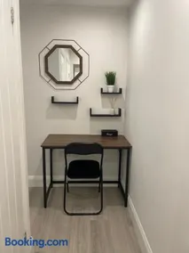 Modern 2 Bed Apartment - Blue Madison - Image 4