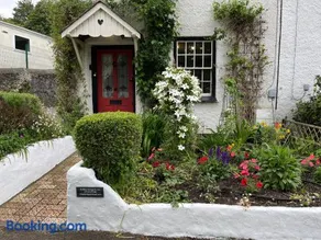 Boutique Cottage with Walk-in Rain Shower & Parking - Image 4