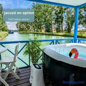 Cottage flottant Premium terrasse Jacuzzi privé en supplément près de Dijon - Image 1