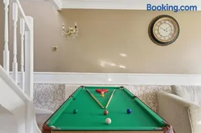 Relaxing 3-BD Retreat with Hot Tub, Pool, Garden - Image 2