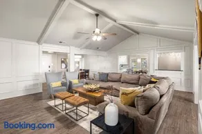 Cosy Waterfront Home - Image 4
