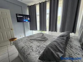 1 BR APT with AC , TV , wi-fi near DT and beach - Image 1