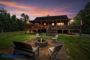 7SD Cozy Log Cabin near Bretton Woods with Hot Tub, Firepit, Private Year - Image 1