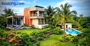 Green Courtyard Luxury Villa - Image 1