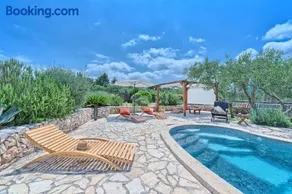 Spacious House with Private Pool in Stari Grad - Image 2