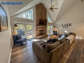 Lakeslee Lodge: Spacious 6BR retreat with lake access and community pool in Oakland MD. - Image 2