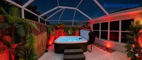 Coconut Courtyard, Tiki Hot Tub, Private Pool & Courtyard Retreat - Image 2