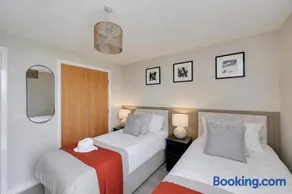 Elegant Apartment @ The Vizion • City Centre • Balcony • Parking • Super-Fast WiFi • Yoko Property - Image 2