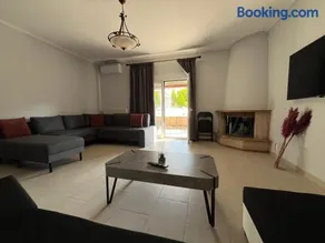 D House - Image 1
