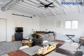 Large 2 Bedroom Great Location Close to Everything - Image 3