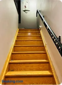 Beautiful and Cozy Apartment Steps from Lansdowne Station with Netflix - Image 4