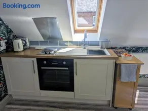 Intimate flat with free parking - Image 3