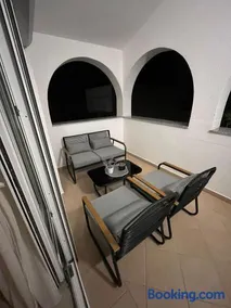 Agréable appartement de vacances avec barbecue | Vue jardin | À côté de la plage - Image 3