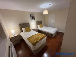 Big new house! 5BDR, sleeps 13, with parking - Image 5