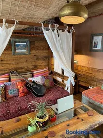 MeenaBagh Villa Rooms & Cafe - Image 2