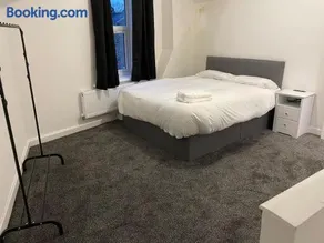 Modern Five Bed Long Stays and Contractors Welcome - Image 4