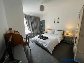 Stylish 2nd Floor Georgian Period Flat - Image 3