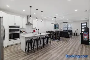 Elegant Queen Suite & Private Room in Spacious Bartow Coliving Apartment Near Lakeland & LEGOLAND - Image 3