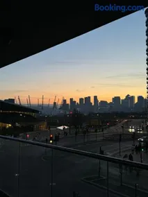 Luxury Dockview 3 Beds Excel London - Image 2