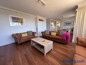 Canberra City View Apartment - Image 4