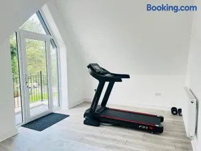 Luxurious New Home Near Airport - Image 4