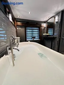 The Foremans House, With Hot Tub, A luxurious Historical pre 16th Century Grade II Listed House, location Essex in a picturesque Village, Country Pub In walking Distance - Image 5