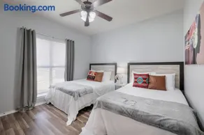 AA1, King size bed, Washer and Dryer, Free Parking - Image 1