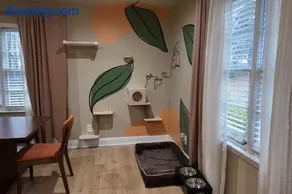 Stylish 3BR Home with Huge Yard - Modern Furnished - Image 3