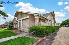 Modern & Elegant 3BR Home Steps from NRG Stadium & Texas Medical Center - Image 2