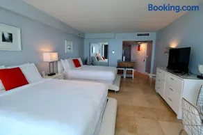 Castle 828 Oceanfront view with balcony, pool, tennis, beach access and free parking! - Image 2