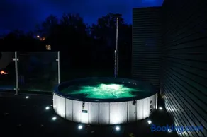 Luxury Guest House - Hot Tub & Sauna - Image 2