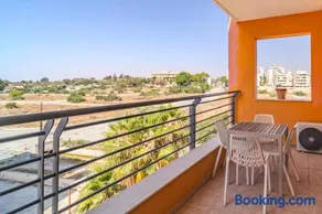 Mirabella Mackenzie 1 Bedroom Flat Near the Sea - Image 2