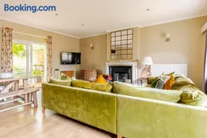 Spacious Country Cottage Sleeps 7, Air Con, Fire Pit & Dog Friendly close to Bath - Image 2