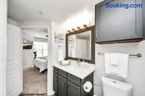 Santorini - 2BR - FIFA World Cup - Walk to NRG - Pool - Gym - Sleep 6 - Image 4