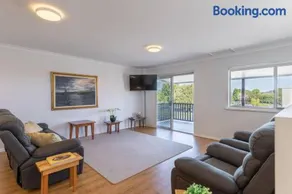Central Chic- Beautifully appointed townhouse - Image 4