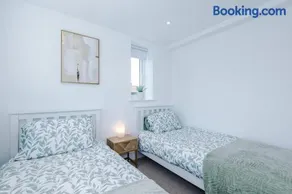 Stylish New Build Near Wilmslow Sleeps 7 - Image 3