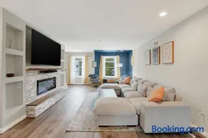 Chic Modern Townhouse 4BR 4B - Image 1