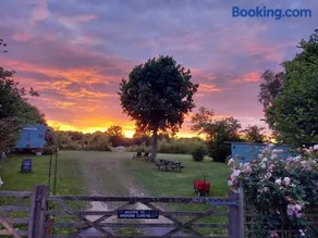 Hopgarden Glamping and camping - Luxury furnished Bell tents & Shepherd huts plus camp field to pitch your own tents - Image 3