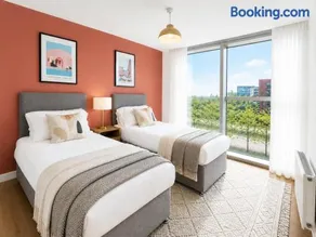 Executive Apartment @ The Hub • City Centre • Free Parking • Fast Wifi • Yoko Property - Image 4
