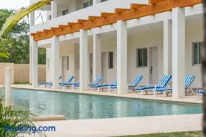 2 BD Suite with Balcony, Gym, Rooftop Pool, Hot Tub - Image 3