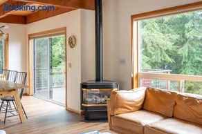 Stylish Deception Pass Retreat with Bay Views - Image 3