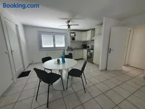 Charmant appartement au rez de jardin d'une maison - Image 2