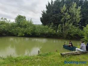 Emplacement au bord d'un petit étang - Image 3